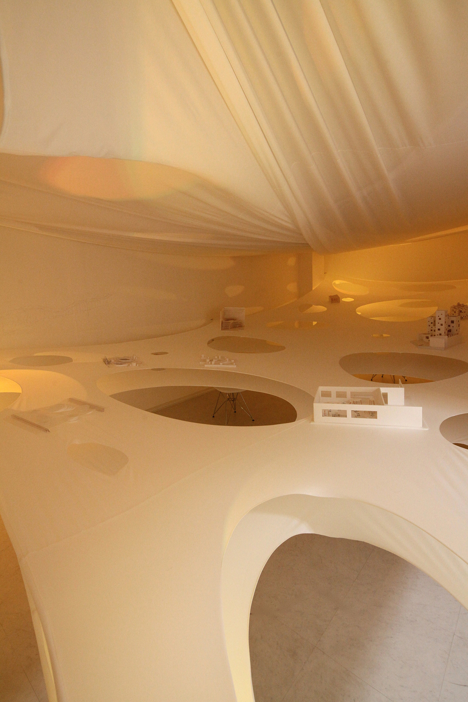 Instalação de Kotaro Horiuchi: Membranas Perfuradas Flutuantes - Imagem 12 de 16