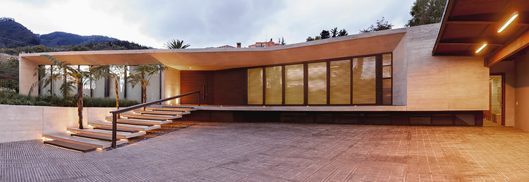 CR House  / H+H Arquitectos - Image 1 of 25