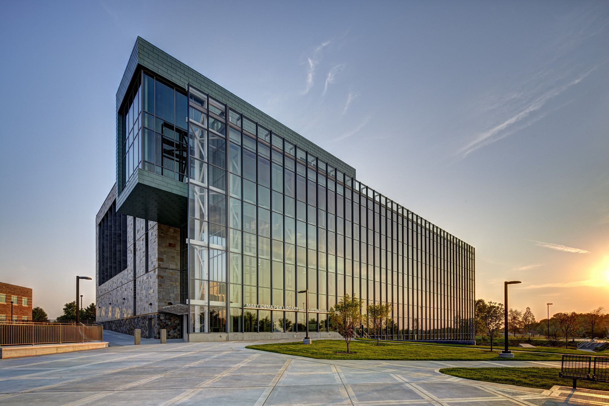 Gallery of GVSU Pew Library / Stantec 15