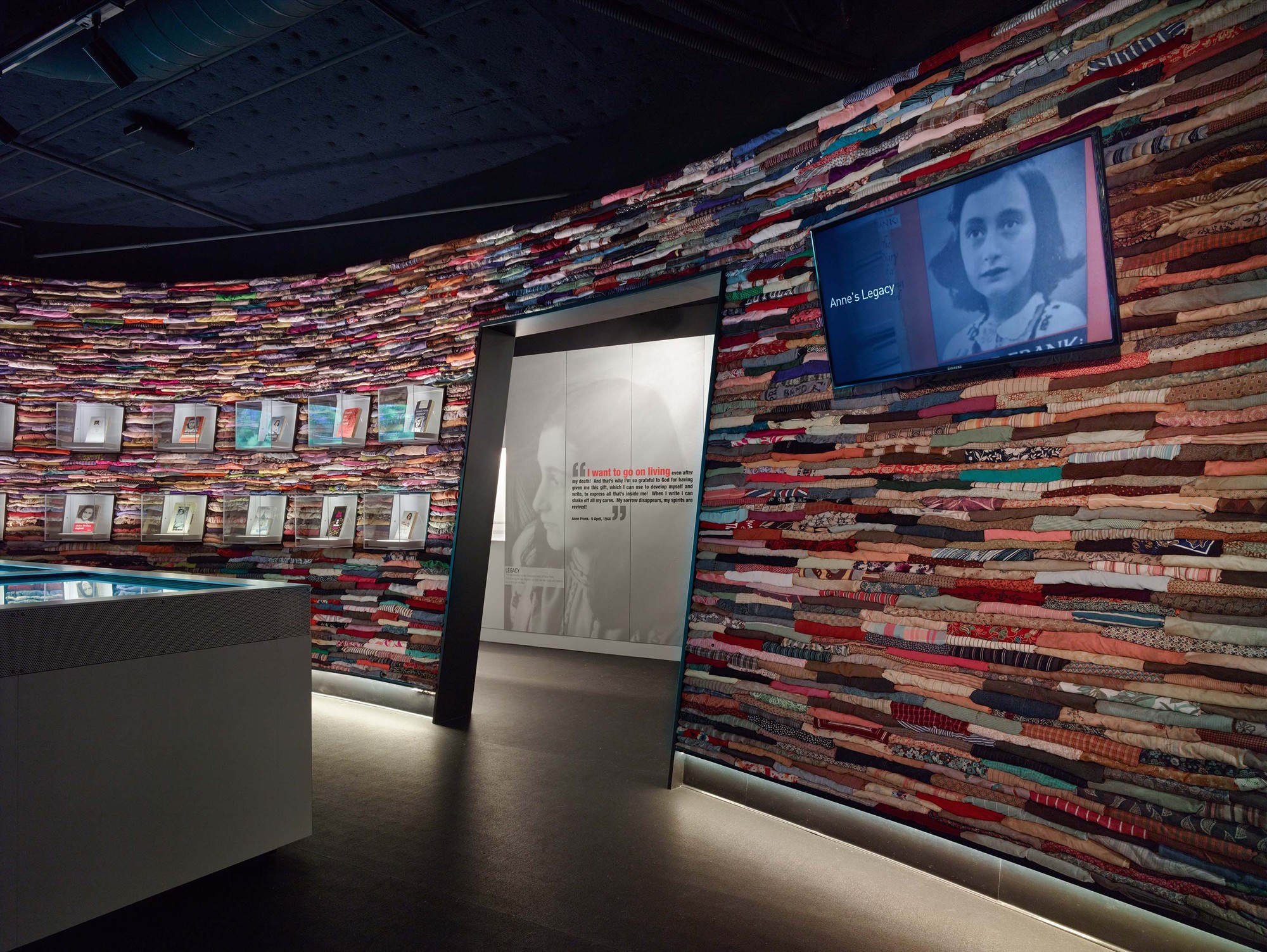 Galería de Museo de la Tolerancia, Exposición de Anne Frank / Yazdani Studio 6 Galería de Museo de la Tolerancia, Exposición de Anne Frank / Yazdani Studio 6