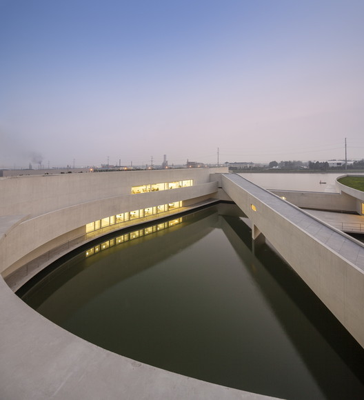 Edifício sobre a Água / Álvaro Siza + Carlos Castanheira - Imagem 4 de 48