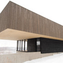 魁北克雪乡中的瑞士木屋 / Chevalier Morales Architectes - 住宅