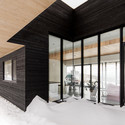 魁北克雪乡中的瑞士木屋 / Chevalier Morales Architectes - 住宅