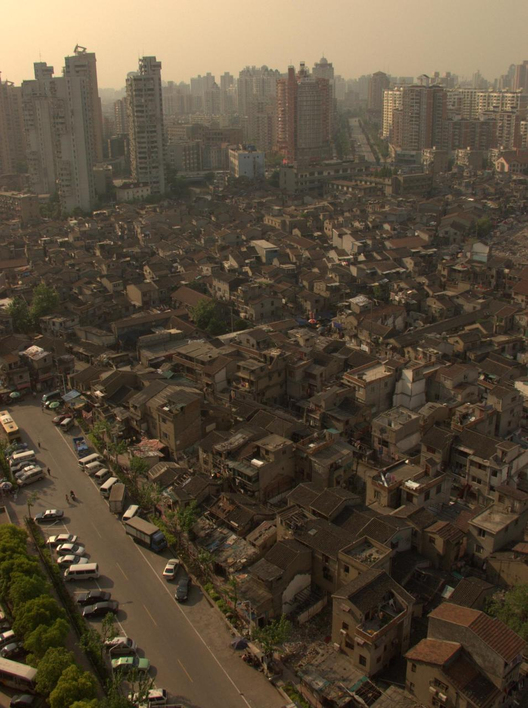 Bairro em Hongkou (Xangai) pronto a ser demolida para la construcción de nuevos rascacielos. Image © Paul Kretek (Flickr)