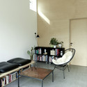 Sorte Hus / Sigurd Larsen - Table, Shelving