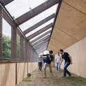 Campo de juego de fútbol / Guinée et Potin Architects - Recreación Y Entrenamiento