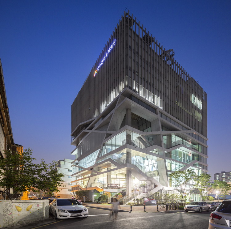 Seongdong Cultural & Welfare Center / UnSangDong Architects - Facade, Cityscape