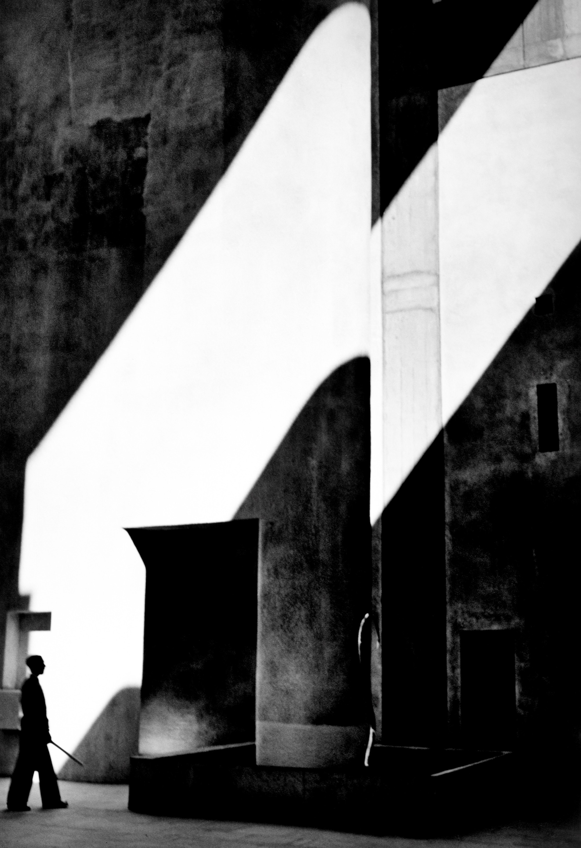 Gallery of Constructing Worlds: Photography and Architecture in