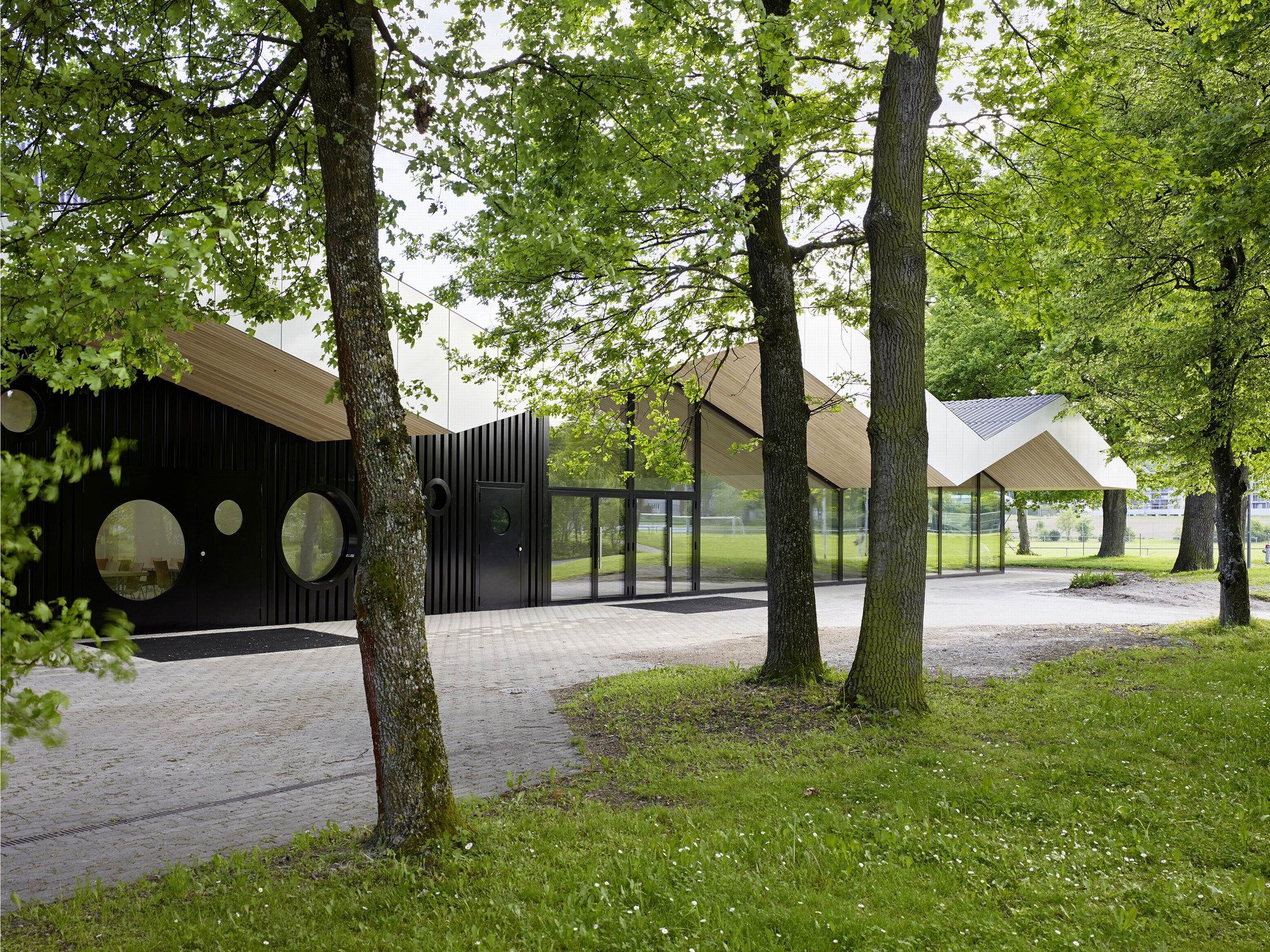 Front Building of Chliriethalle / Frei + Saarinen Architekten - Windows, Garden, Forest