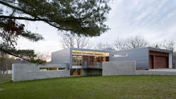 Casa con vista al río  / Studio Dwell Architects