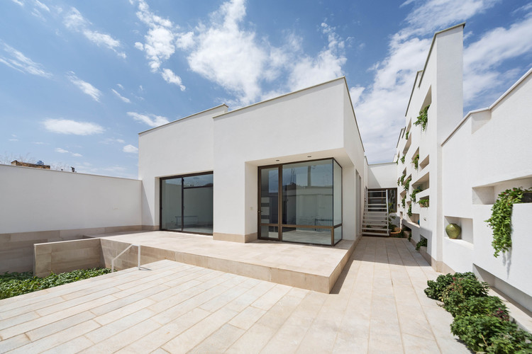 A House of Niches / Ayeneh Office - Houses, Courtyard, Facade, Door, Handrail