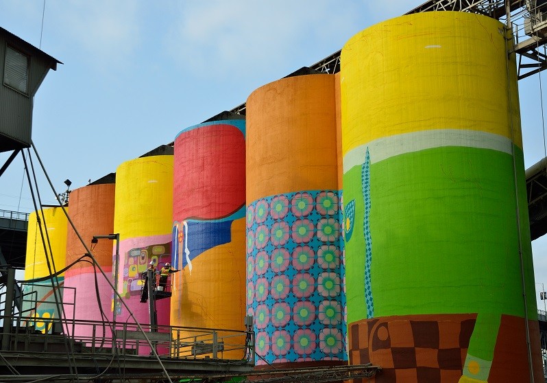 “Os Gêmeos” convertem 6 grandes silos em uma obra de arte pública - Imagem 2 de 15