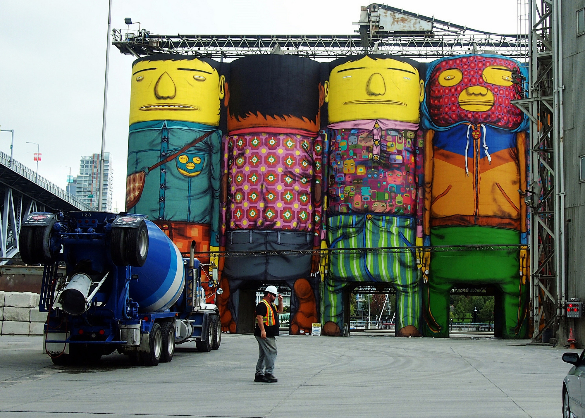 “Os Gêmeos” convertem 6 grandes silos em uma obra de arte pública - Imagem 5 de 15