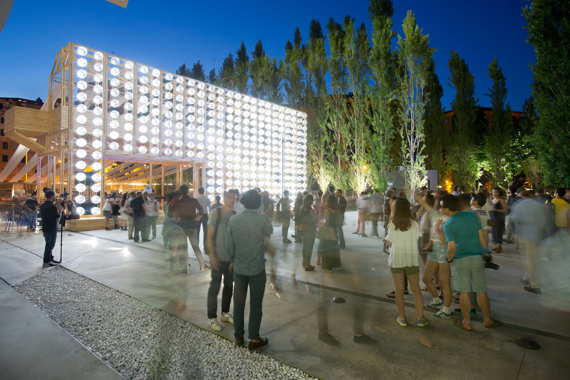 Orizzontale ilumina un teatro al aire libre con una pared de barriles reciclados en el MAXXI - Imagen Principal