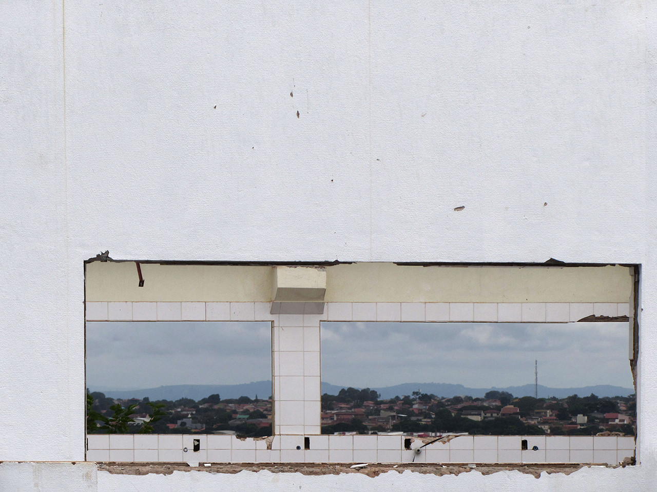 Exposição "Geografia de um lugar contada por ele mesmo", por Flavia Mielnik, Planos, furos e dia branco I Fotografia digital Impressa em pigmento mineral sobre papel matte I 40 x 162 cm I 2014. Image © Flavia Mielnik