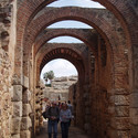 Arcos do Teatro Romano que inspirou Moneo. Imagem © Flickr user Rafa Perez