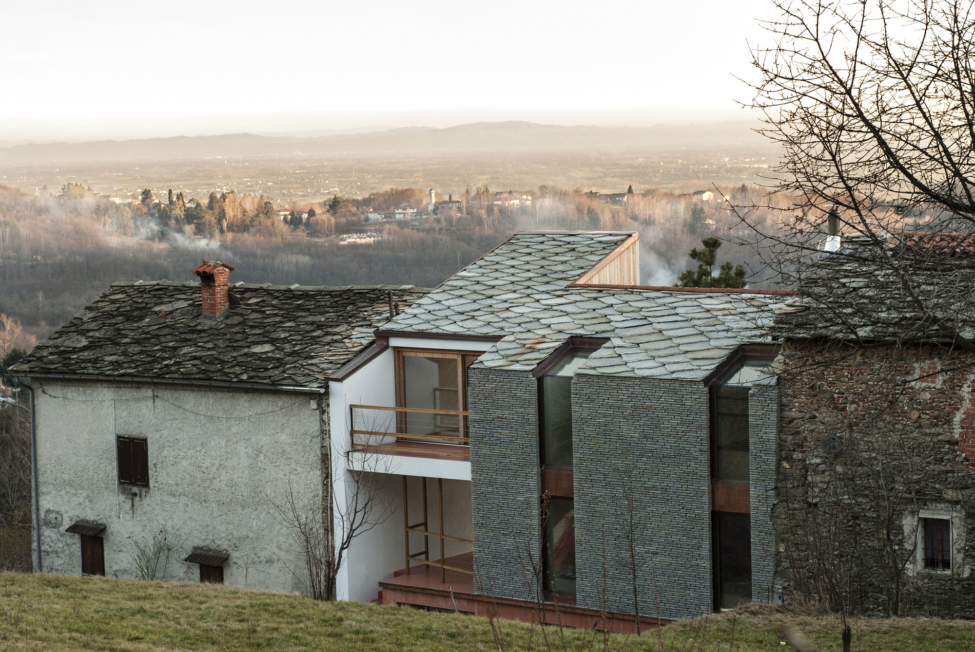 Casa no sopé dos Alpes / Deamicisarchitetti, Cortesia de Deamicisarchitetti