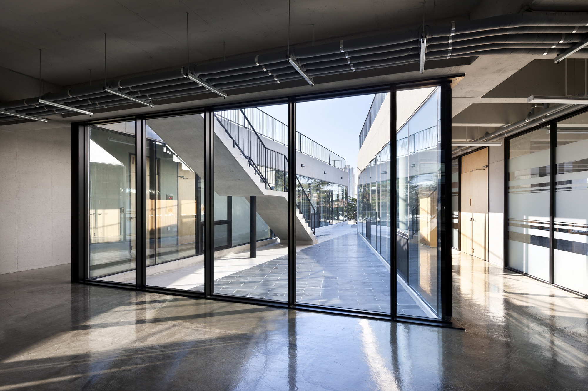 Galeria de Estúdio de Arquitetura KNU / ADF Architects 3