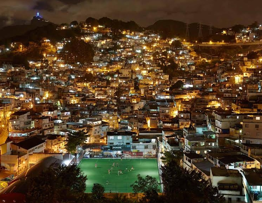 3 espaços públicos iluminados a partir dos passos das pessoas