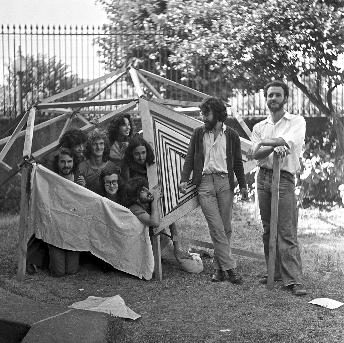 Construção de “domes” na ESBAP no âmbito de Teoria e Prática de Investigação II (Professor Jacinto Rodrigues), 1975. Alunos: Guilherme Castro, Luís Casal, Olavo Barros, Helena Ricca, Fernando Pinto Coelho, Francisco “smile”, entre outros. Crédito da imagem: Carlos Valente