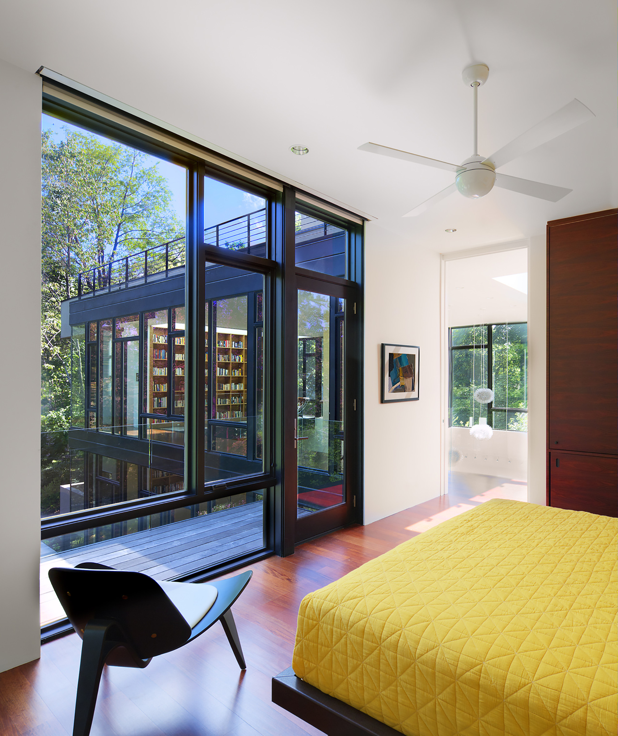 Панорамные окна фасад. Интерьер квартиры с панорамными окнами. Вид из панорамного окна на город. Панорамные окна в хайтек. Дом со стеклянным фасадом.