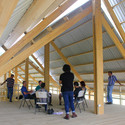 Centro de Capacitación Indígena Käpäcläjui / Entre Nos Atelier - Centro Cultural, Fijación Vigas, Fachada, Sillas, Mesas
