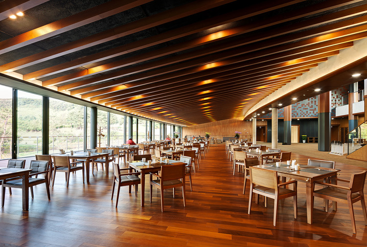 Seowon Golf Club House / Itm Yooehwa Architects + Itami Jun Architects  - Table, Chair