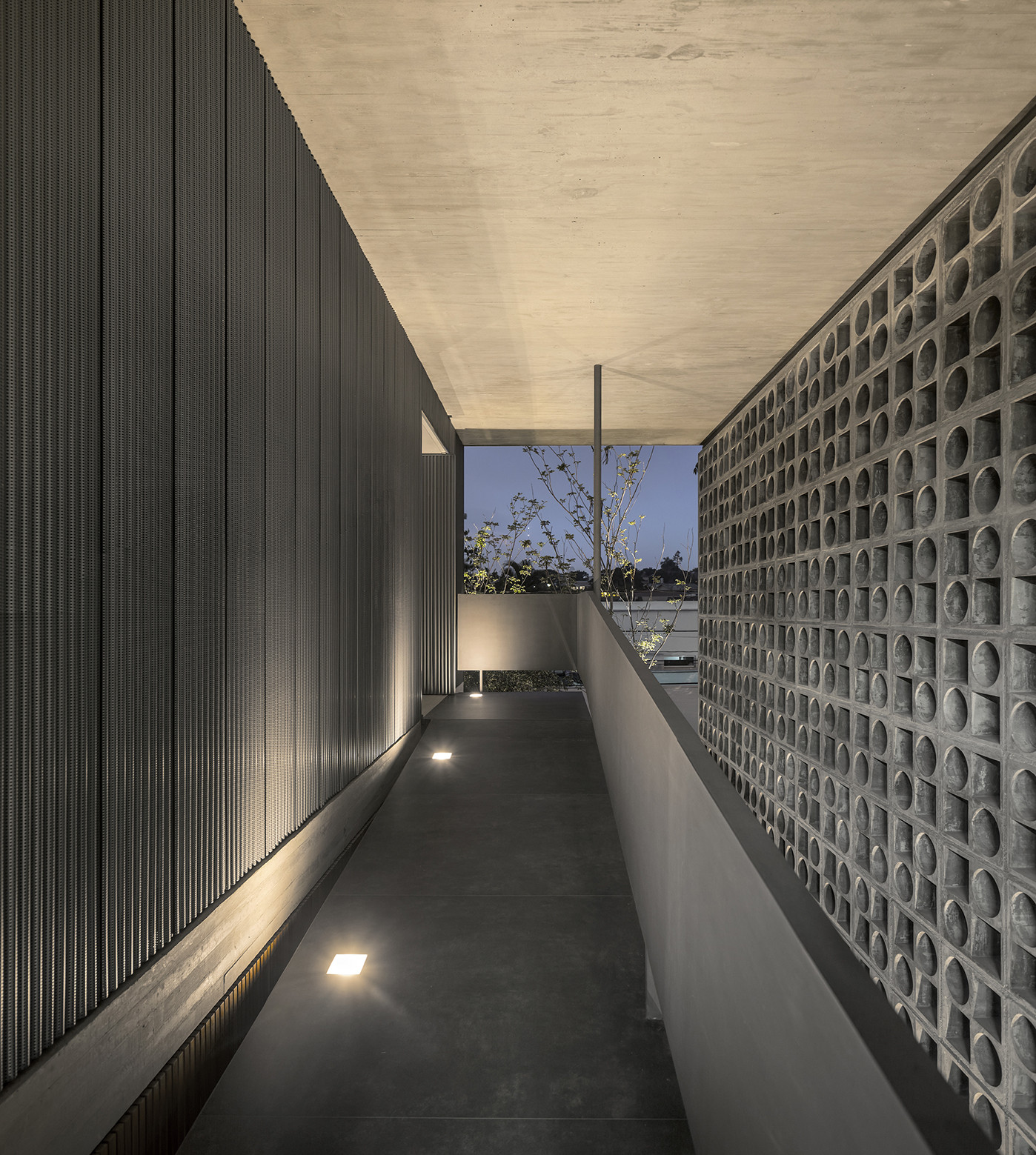 Gallery of B+B House / studio mk27 - 24