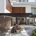 Tempo House / Gisele Taranto Arquitetura - Renovation, Courtyard, Facade, Table, Chair