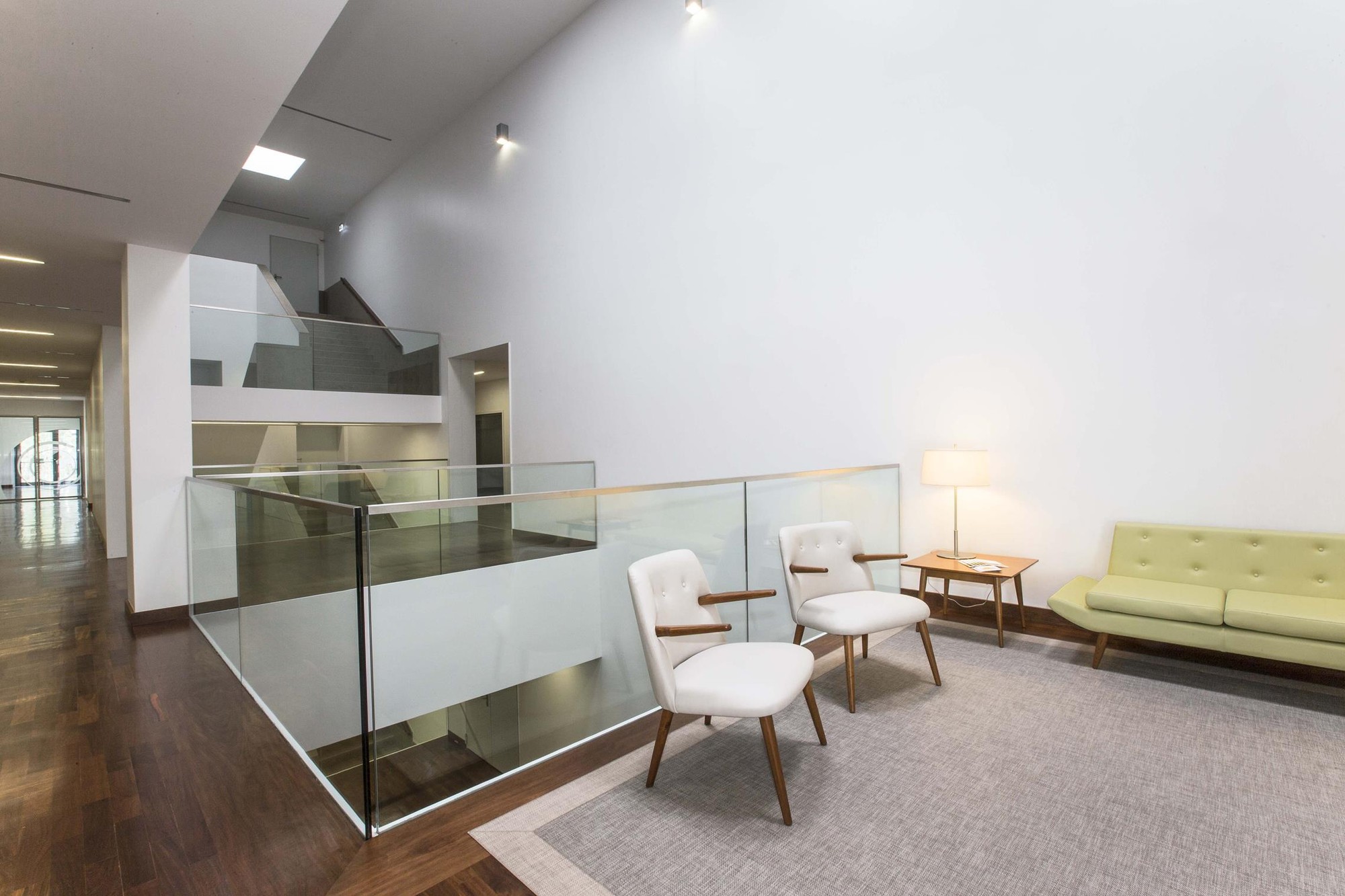 Lar Residencial Torre Sénior / Atelier d'Arquitectura J. A. Lopes da Costa - Cozinha, Corrimão, Iluminação, Mesa, Bancada, Cadeira, Banco