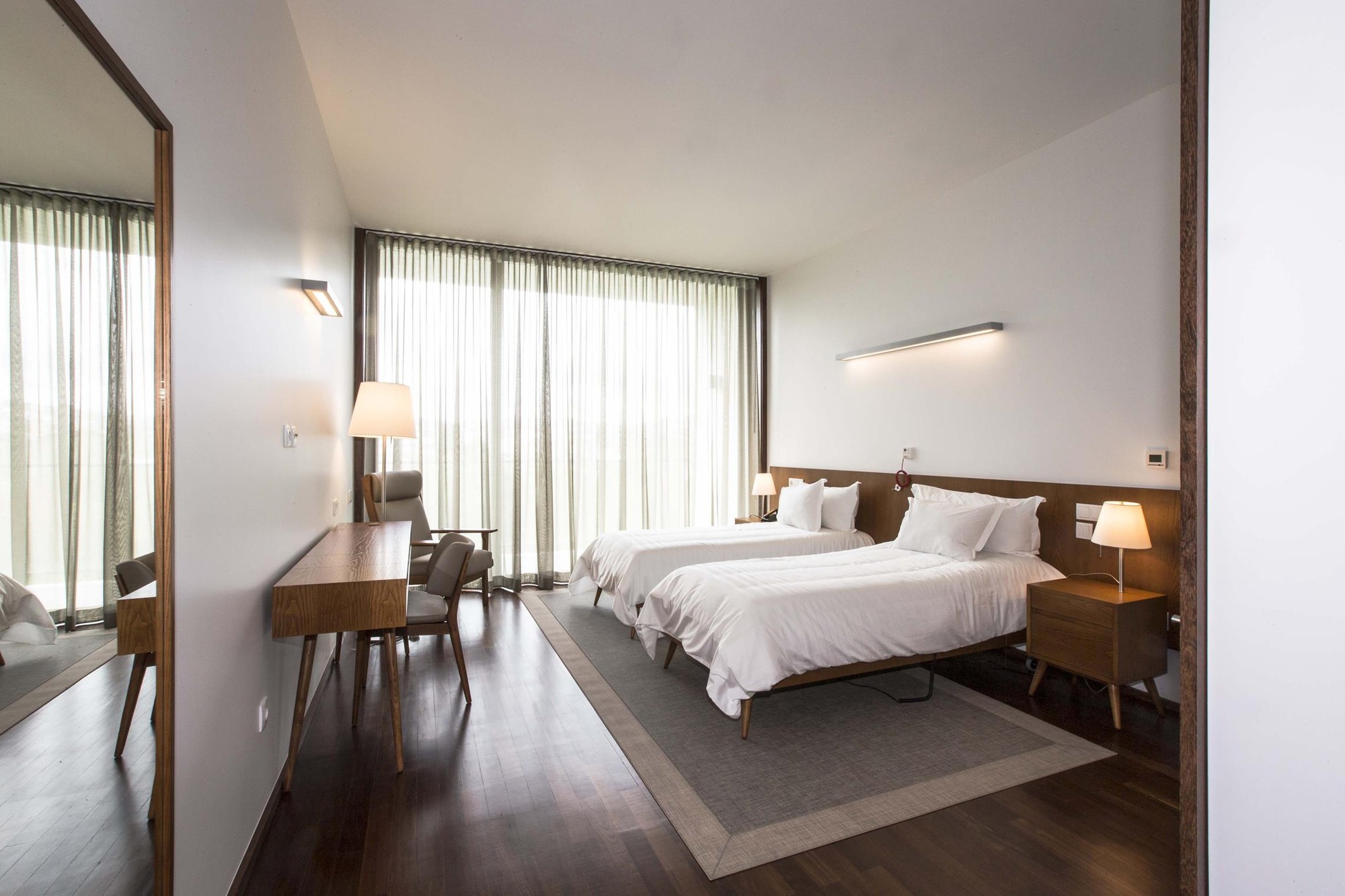 Lar Residencial Torre Sénior / Atelier d'Arquitectura J. A. Lopes da Costa - Dormitório, Porta, Mesa, Cama