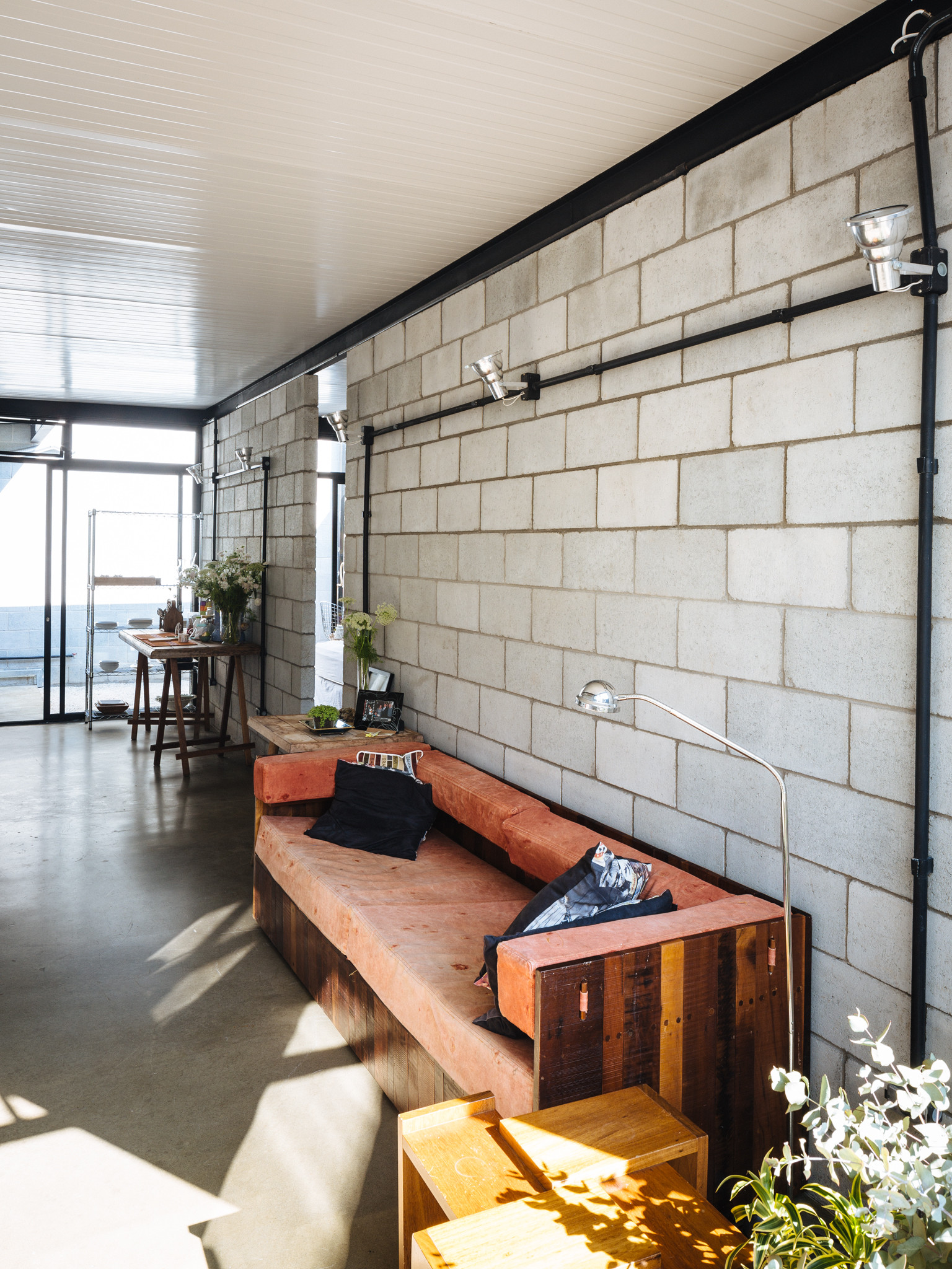 Casa + Estúdio / Terra e Tuma Arquitetos Associados - Cozinha, Fachada, Porta, Viga, Mesa, Cadeira