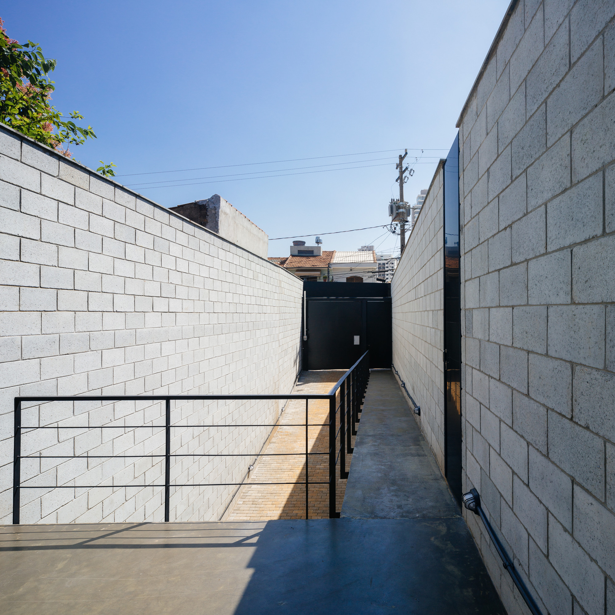 Casa + Estúdio / Terra e Tuma Arquitetos Associados - Fachada, Corrimão