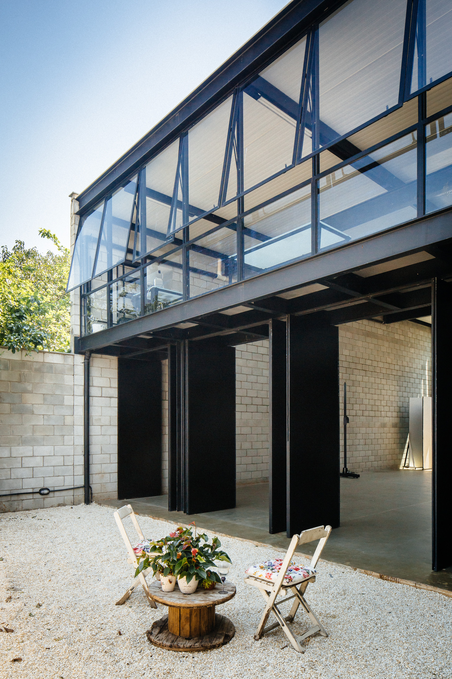 Casa + Estúdio / Terra e Tuma Arquitetos Associados - Jardim, Porta, Viga, Fachada, Corrimão, Escada, Mesa, Cadeira