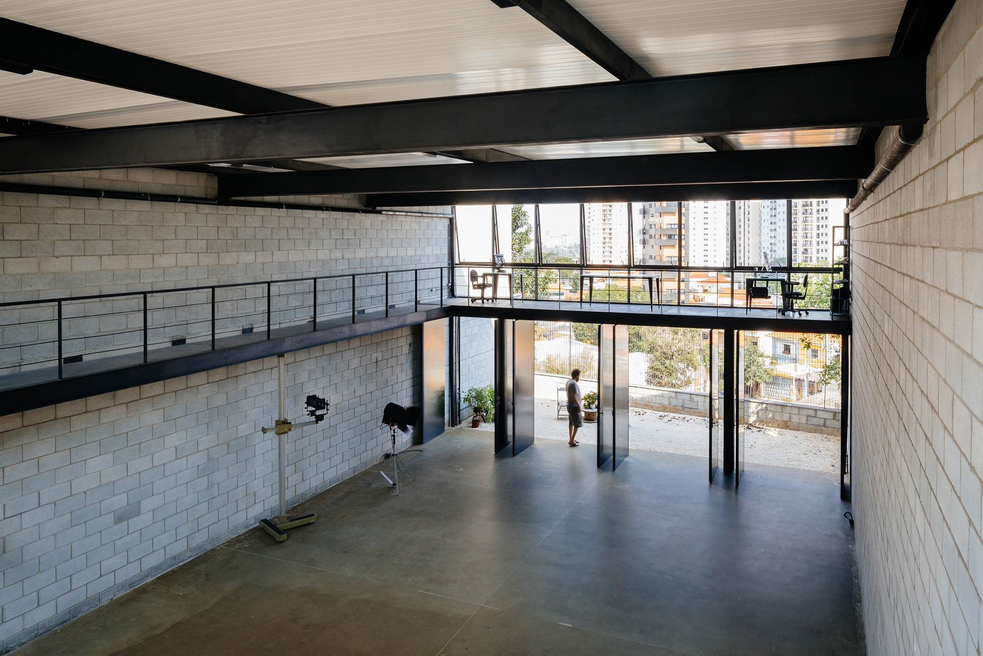 Casa + Estúdio / Terra e Tuma Arquitetos Associados - Fachada, Viga, Corrimão