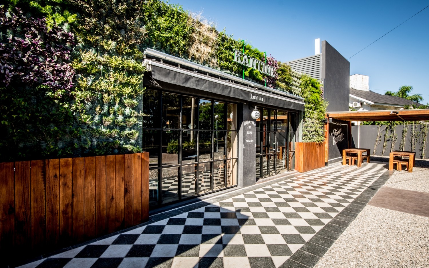 Kantine / Pablo Dellatorre,  Estudio Montevideo  - Jardín, Fachada, Cierros