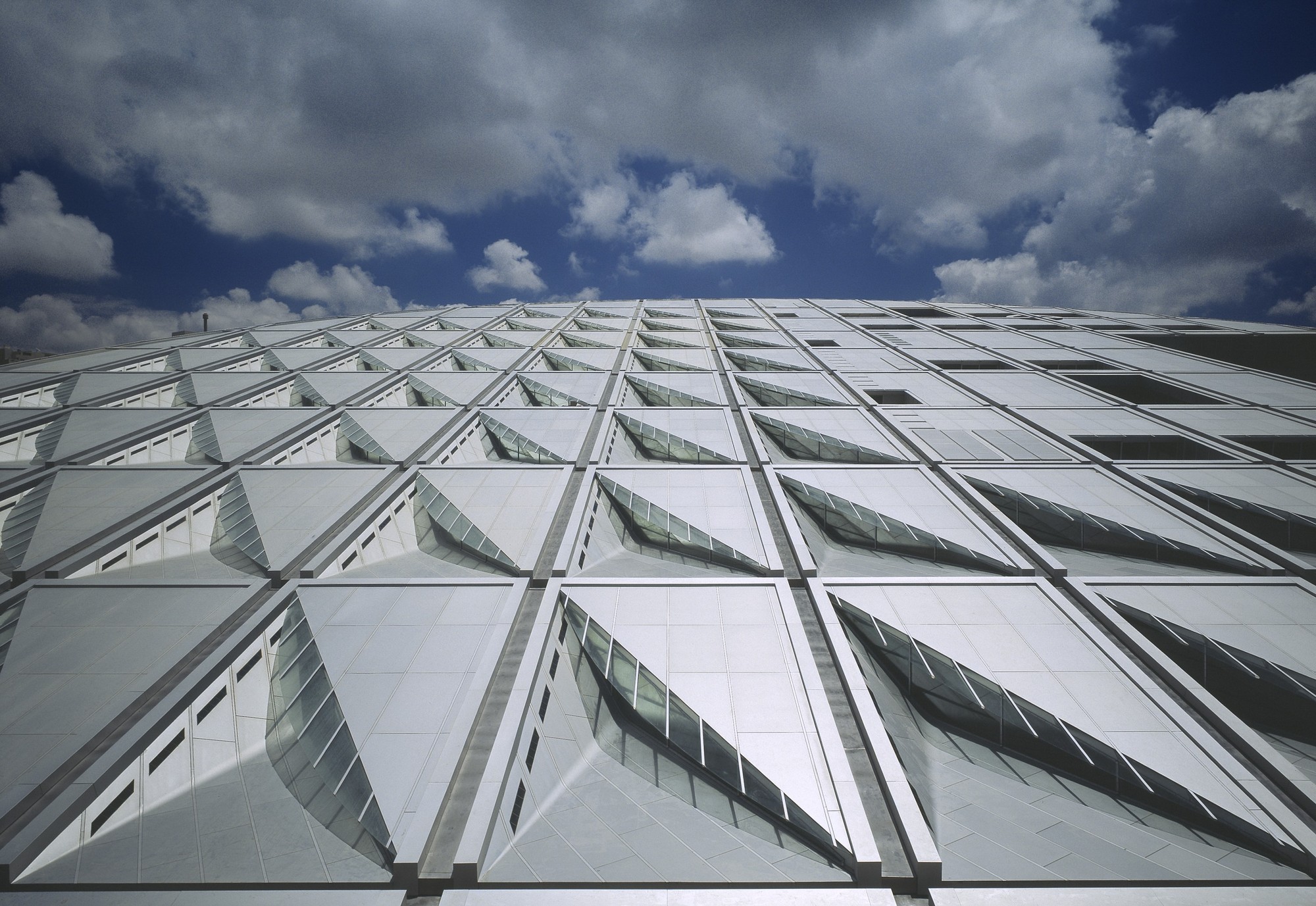 Elegant north-facing skylights block direct sunlight from entering the reading room. Image Courtesy of Snøhetta