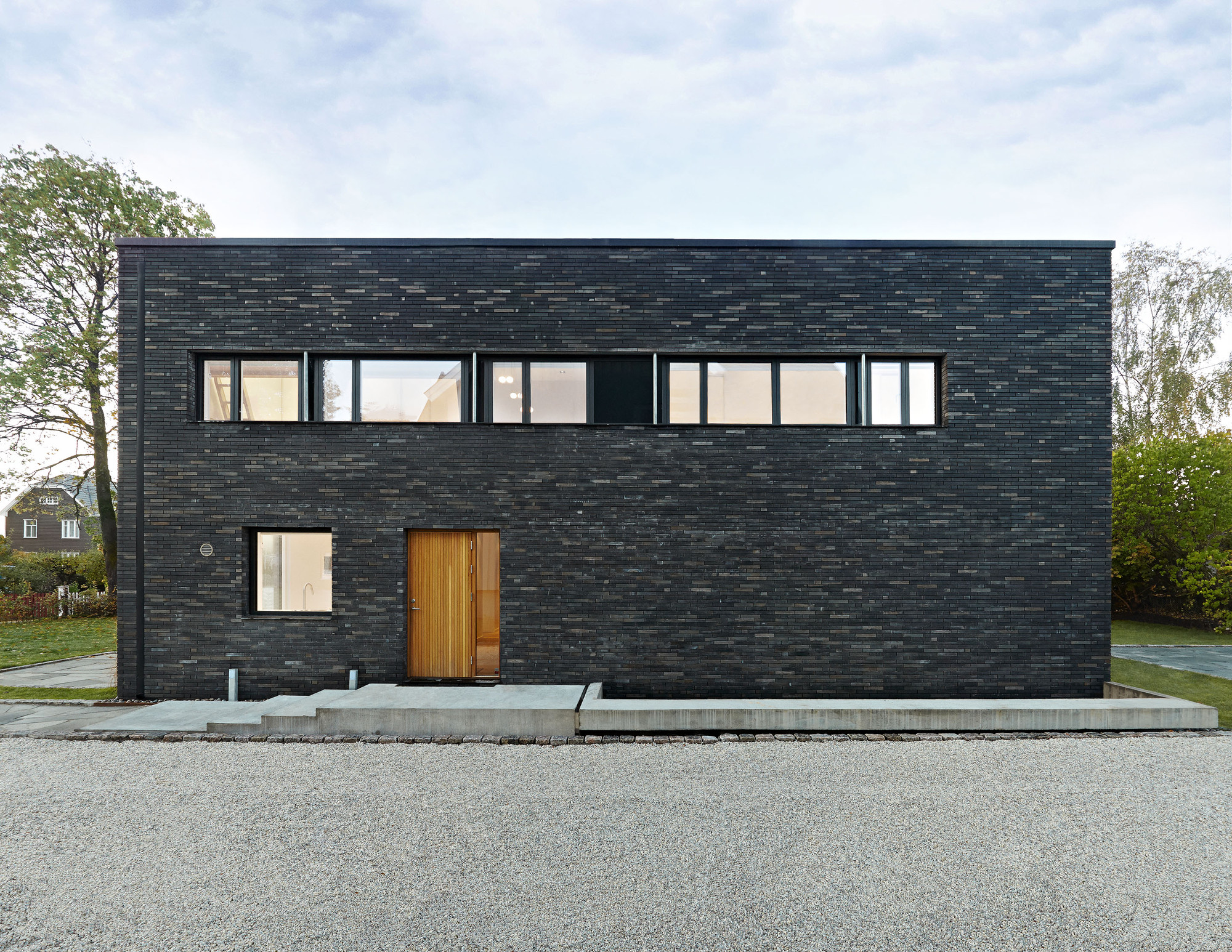 серое здание. здание серого цвета. серый кирпичный дом. здание серого цвета. современный фасад из металла.