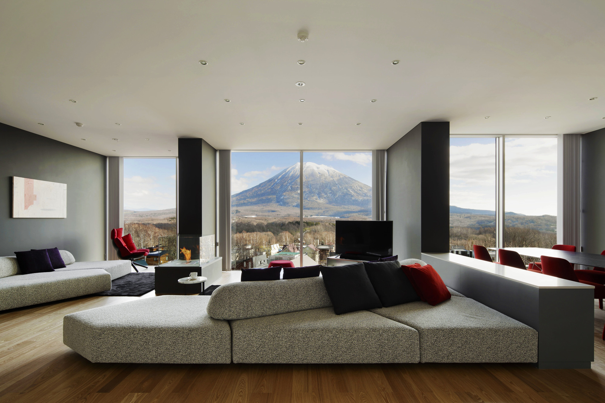 © Nacasa & Partners Inc