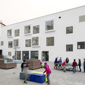 Fichte-Gymnasium Escuela Secundaria  / netzwerkarchitekten - Escuelas