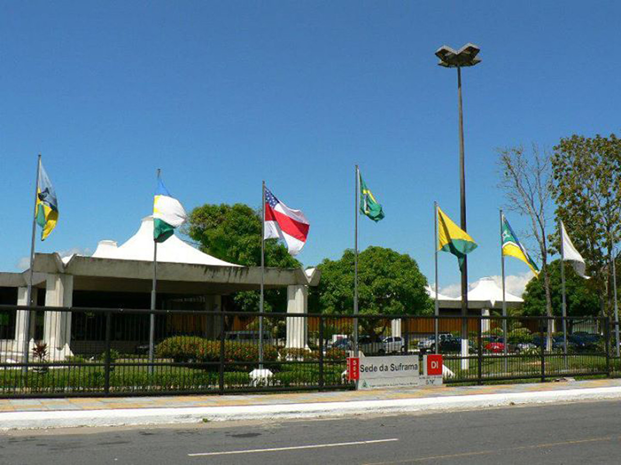 Clássicos da Arquitetura: Sede da SUFRAMA / Severiano Porto - Fachada, Cerca