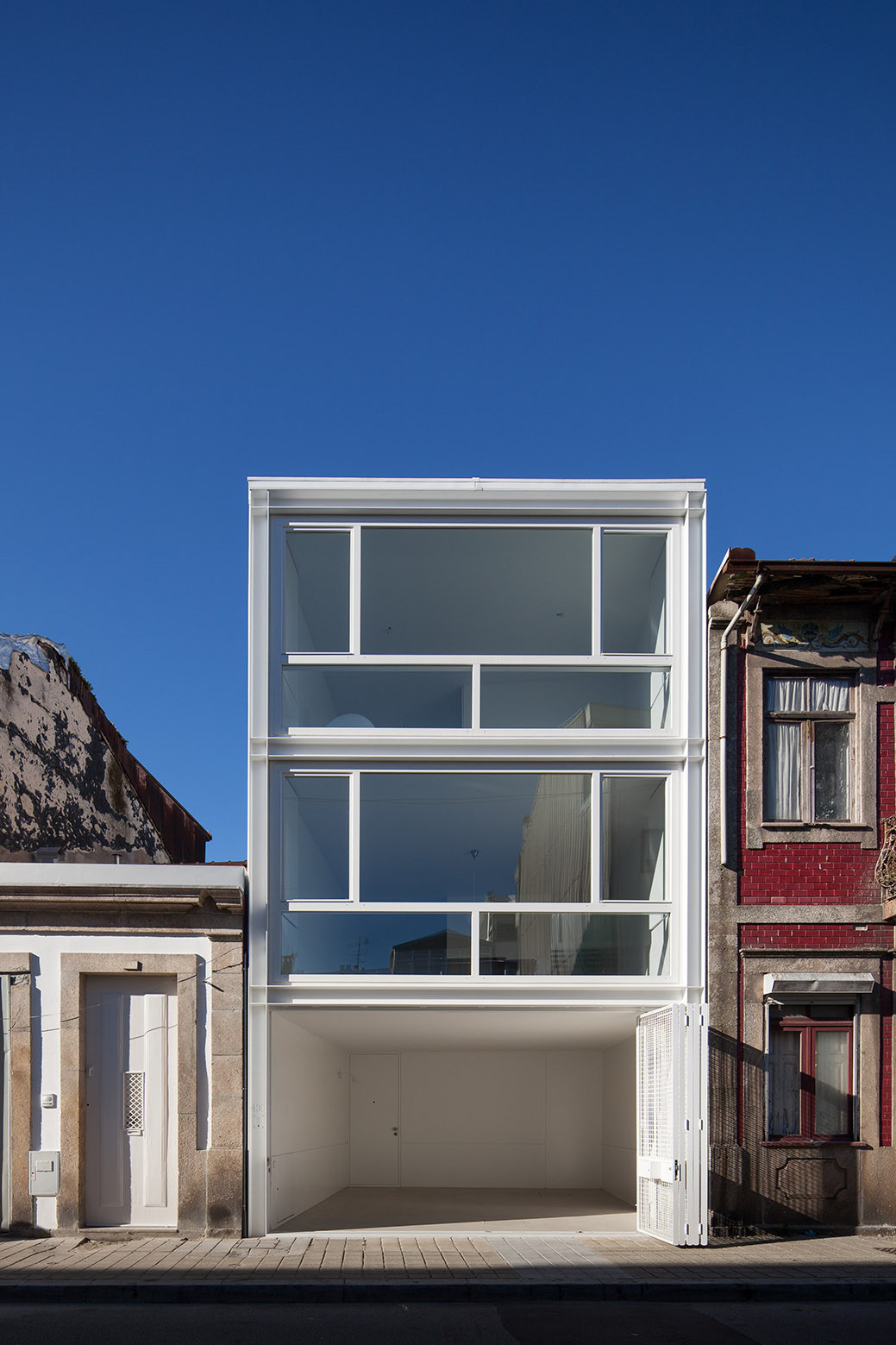 Casa na Rua do Lindo Vale / Ana Cláudia Monteiro + Vítor Oliveira  - Imagem 5 de 27