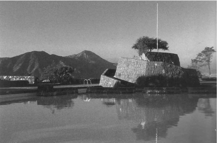 Clásicos de Arquitectura: Piscinas del Cerro San Cristobal: Antilén - Tupahue / Carlos Martner, Antilén . Image Imagen vía Eliash; Laborde. "Carlos Martner: Arquitectura y Paisaje."
