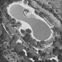 Clásicos de Arquitectura: Piscinas Antilén y Tupahue del Cerro San Cristóbal / Carlos Martner - Piscina