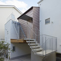 Sandwich Apartment  / Ikeda Yukie Ono Toshiharu Architects - Exterior Photography, Apartments, Stairs, Facade, Handrail