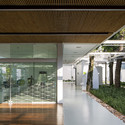 Eco Commercial Building / LoebCapote Arquitetura e Urbanismo  - Institutional Buildings, Facade, Column