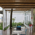 Eco Commercial Building / LoebCapote Arquitetura e Urbanismo  - Institutional Buildings, Courtyard, Facade, Door, Beam, Table, Chair