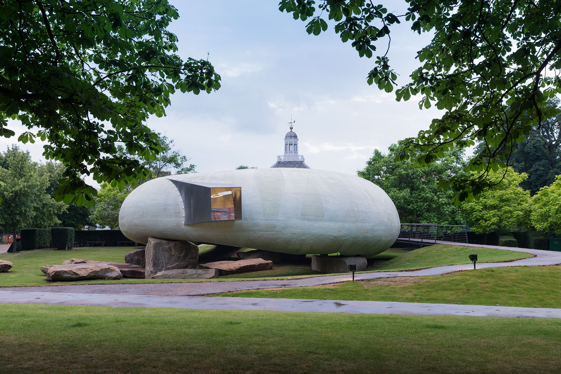 Serpentine Pavilion diseñado por Smiljan Radic encuentra un nuevo hogar, Serpentine Pavilion / Smiljan Radic. Image © Iwan Baan