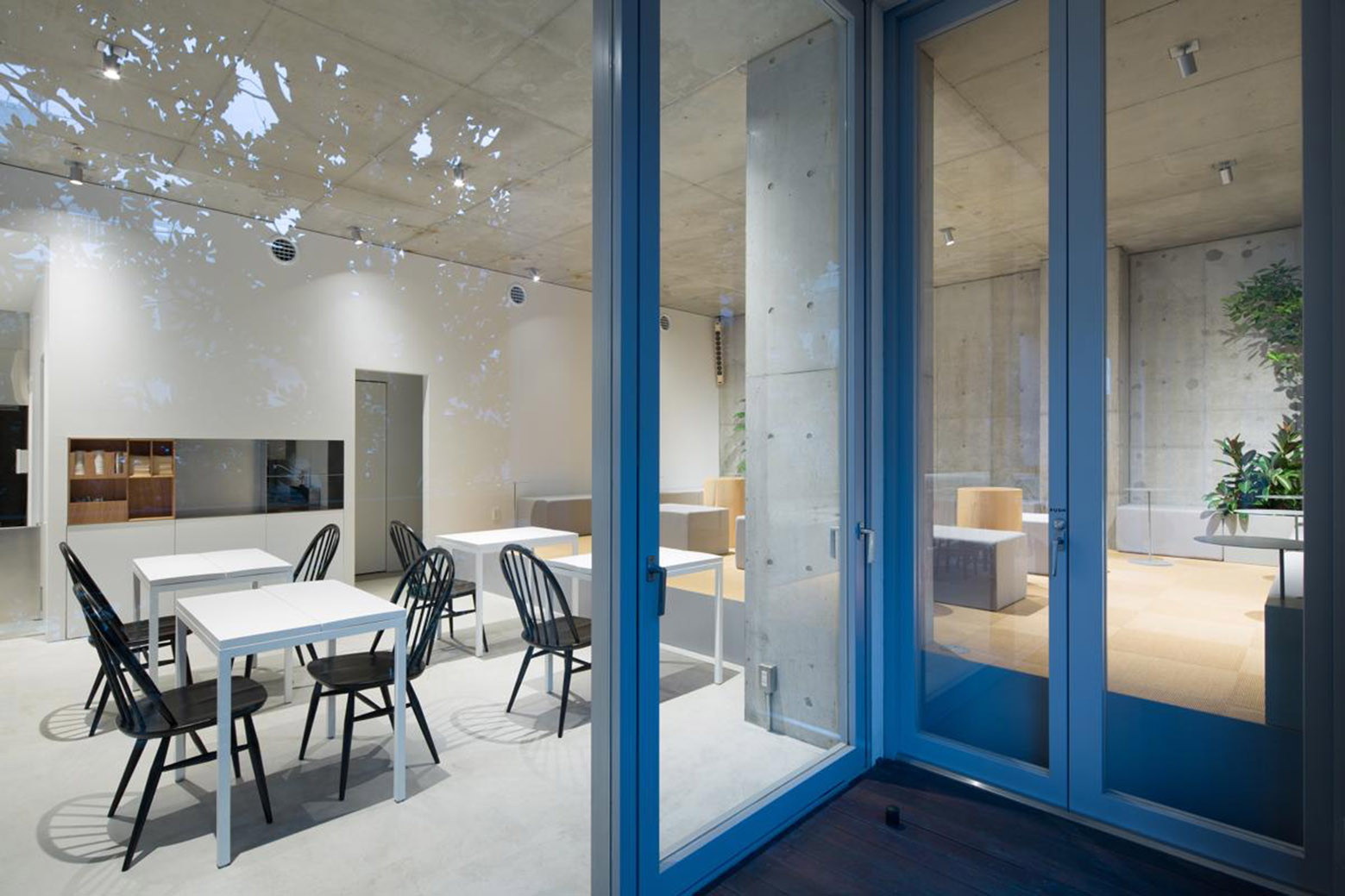 Galería de Blue Bottle Coffee Cafe / Schemata Architects 4