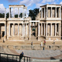 O Teatro Romano, construído no final do primeiro século. Imagem © Wikipedia user Xauxa